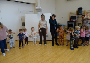 dzieci stoją w kole