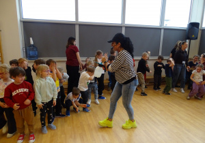 pani pryska dzieci wodą