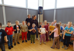 dzieci stoją w kole