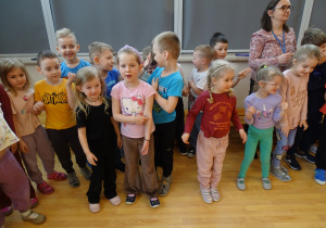 dzieci stoją na sali gimnastycznej