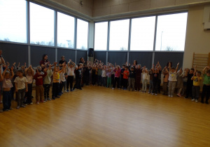 dzieci stoją na sali gimnastycznej