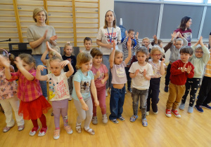 dzieci stoją na sali gimnastycznej