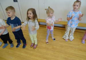 dzieci podczas zabawy