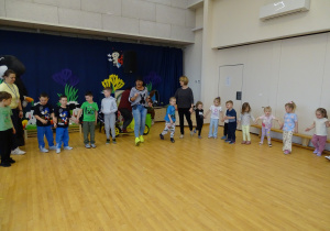 dzieci podczas zabawy