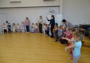 dzieci podczas zabawy