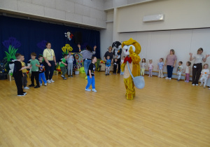 dzieci podczas zabawy