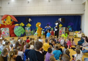 dzieci oglądają czary