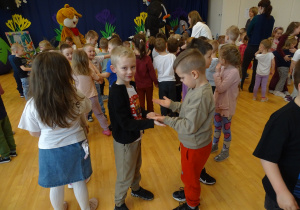 dzieci podczas zabawy