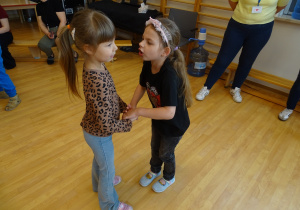 dzieci podczas zabawy