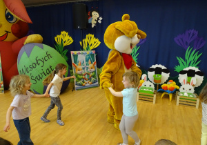 dzieci podczas zabawy