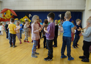 dzieci podczas zabawy