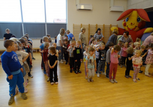 dzieci stoją w rzędach