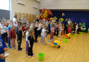 dzieci trzymają taczki