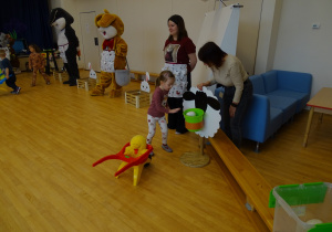 dzieci zanoszą jajka