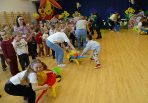 dzieci zanoszą jajka na taczce