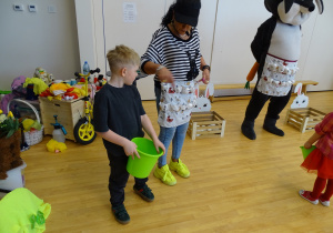 dzieci zanoszą jajka