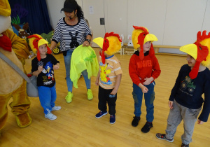 dzieci w czapkach kury