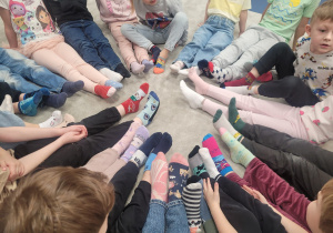 stopy dzieci i pań w skarpetkach nie do pary