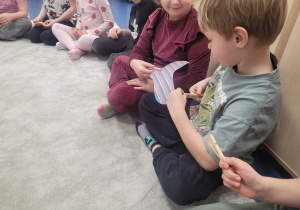 Dzieci podają sobie skarpetkę