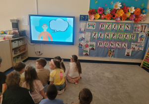 Dzieci oglądają filmik o osobach z zespołem downa