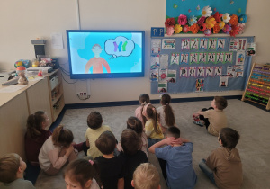 Dzieci oglądają filmik o osobach z zespołem downa