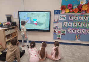 Dzieci oglądają filmik o osobach z zespołem downa