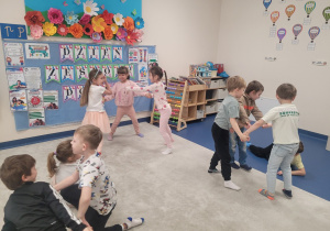 Dzieci tańczą przy piosence o kolorowych skarpetkach