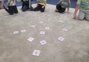 Kartoniki na dywanie ułożone obrazkiem w dół