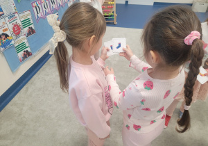 Dzieci dobierają się na podstawie takich samych obrazków skarpetki