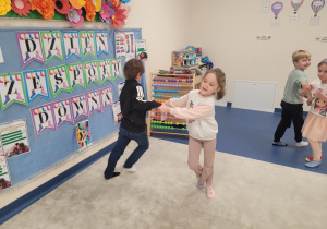 Dzieci w parach tańczą do muzyki