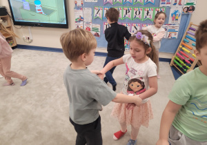 Dzieci w parach tańczą do muzyki