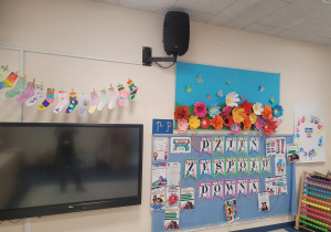 Nasza dekoracja, sznur kolorowych skarpet, plakat i gazetka