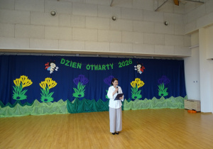 Pani dyrektor wita gości