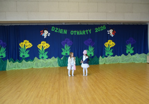 Dziewczynki recytują wirszyki