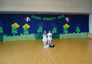 Dziewczynki recytują wirszyki