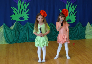 Dziewczynki recytują wierszyki