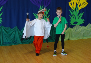 Chłopcy podczas przedstawienia