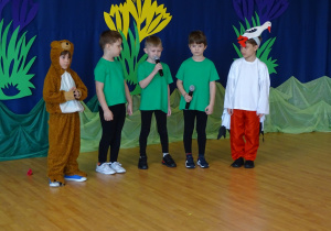 Chłopcy recytują wierszyki