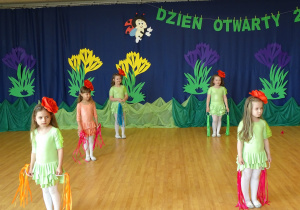 Taniec dziewczynek ze wstążkami