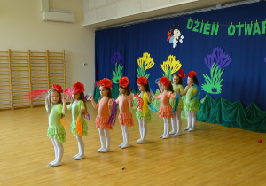 Taniec dziewczynek ze wstążkami