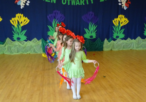 Taniec dziewczynek ze wstążkami