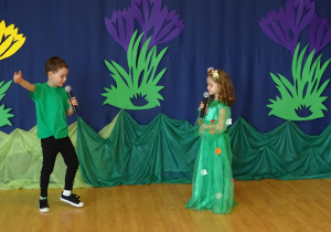 Pani wiosna i Leoś recytują wierszyki