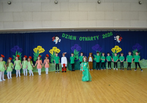 wszystkie dzieci stoją w półkolu recytują wspólny wierszyk