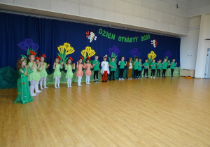 Dzieci śpiewają piosenkę w języku angielskim