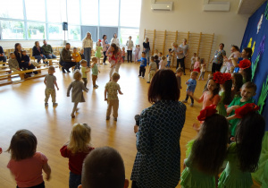 wspólne pląsy i zabawy z zaproszonymi gośćmi