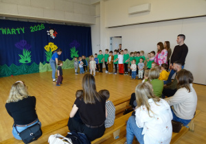 wspólne zabawy na sali gimnastycznej