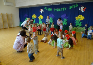 wspólne zabawy na sali gimnastycznej