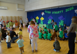 wspólne zabawy na sali gimnastycznej