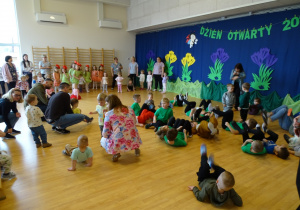 wspólne zabawy na sali gimnastycznej