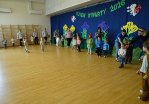 wspólne zabawy na sali gimnastycznej